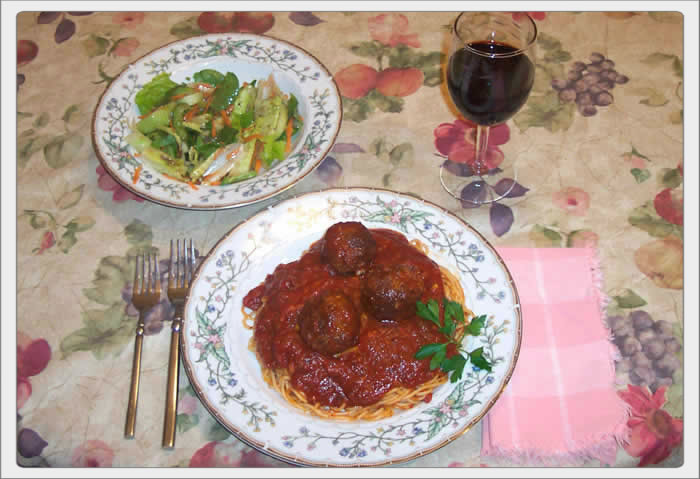 Let's Eat! Spaghetti Sauce and Meatballs!